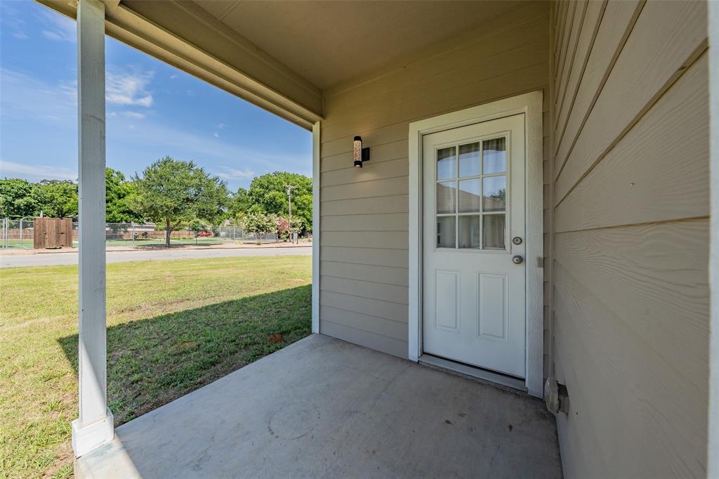 402 Robbins Street Cleburne, TX 76031 - Photo 4 of 40
