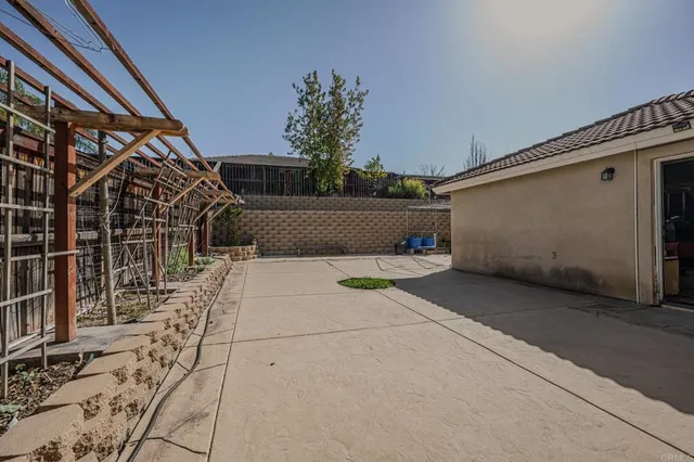 a view of entryway with a yard