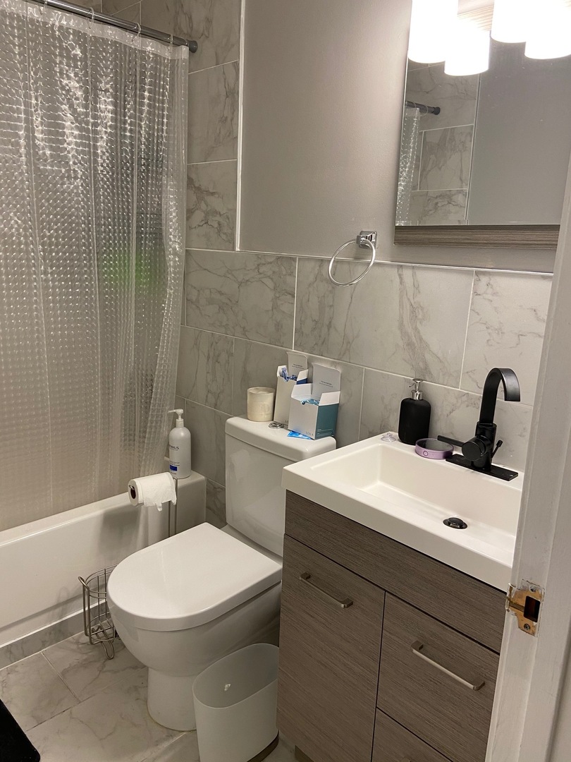 431 South Dearborn Street, Unit 209 Chicago, IL 60605 - Photo 10 of 11 a bathroom with a toilet a sink and bathtub