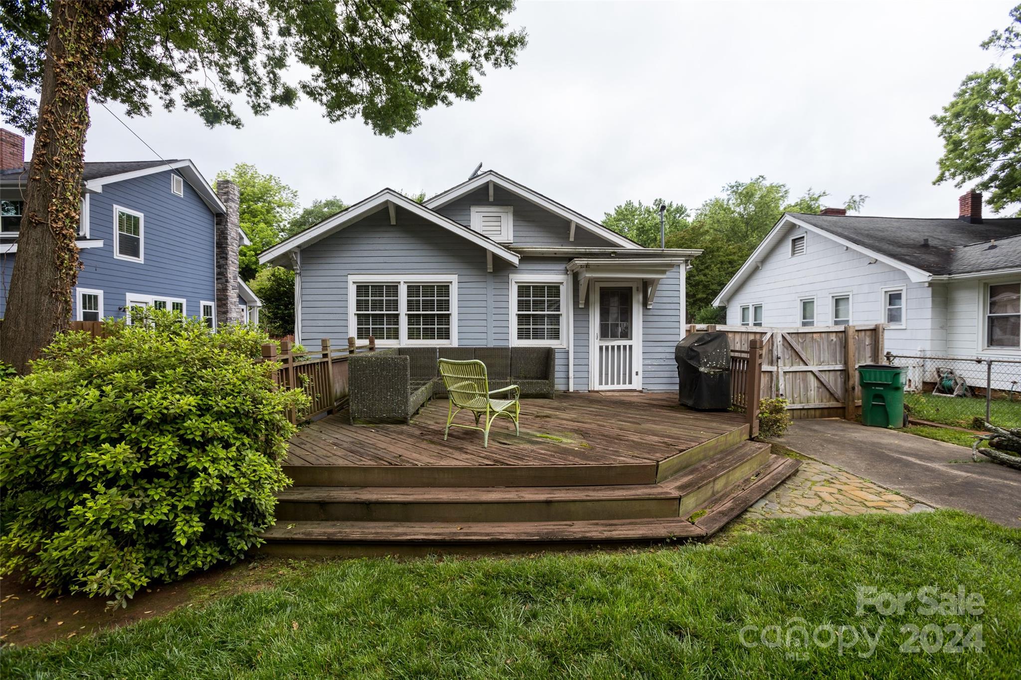 1624 Club Road Charlotte, NC 28205 - Photo 21 of 23 a front view of a house with a garden