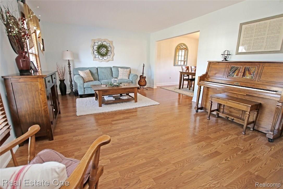 1345 East Fairview Lane Rochester, MI 48306 - Photo 9 of 58 9) Living Room.jpg