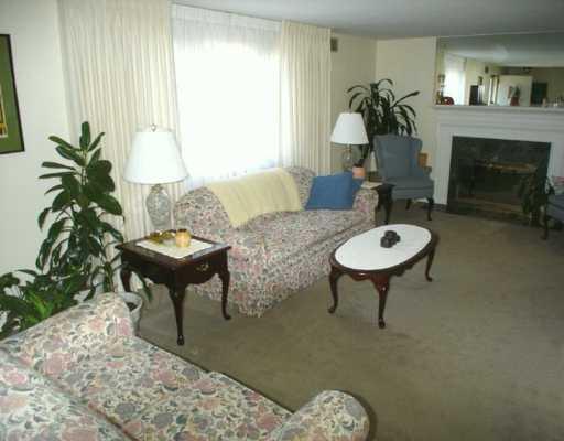 65 Oregon Trail Mt. Lebanon, PA 15234 - Photo 2 of 8 Living Room.