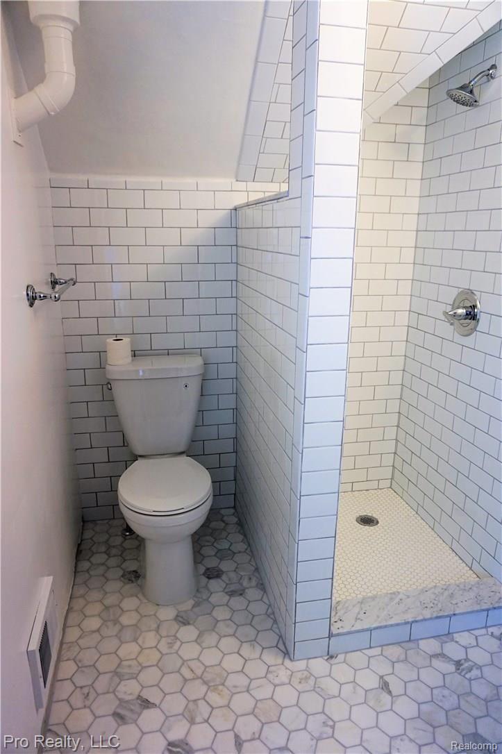 21045 Gill Road Farmington, MI 48335 - Photo 15 of 19 upstairs bath.jpg