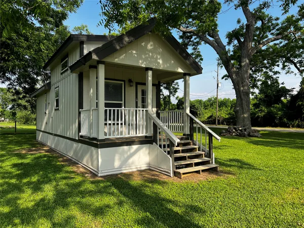a view of a house with a backyard