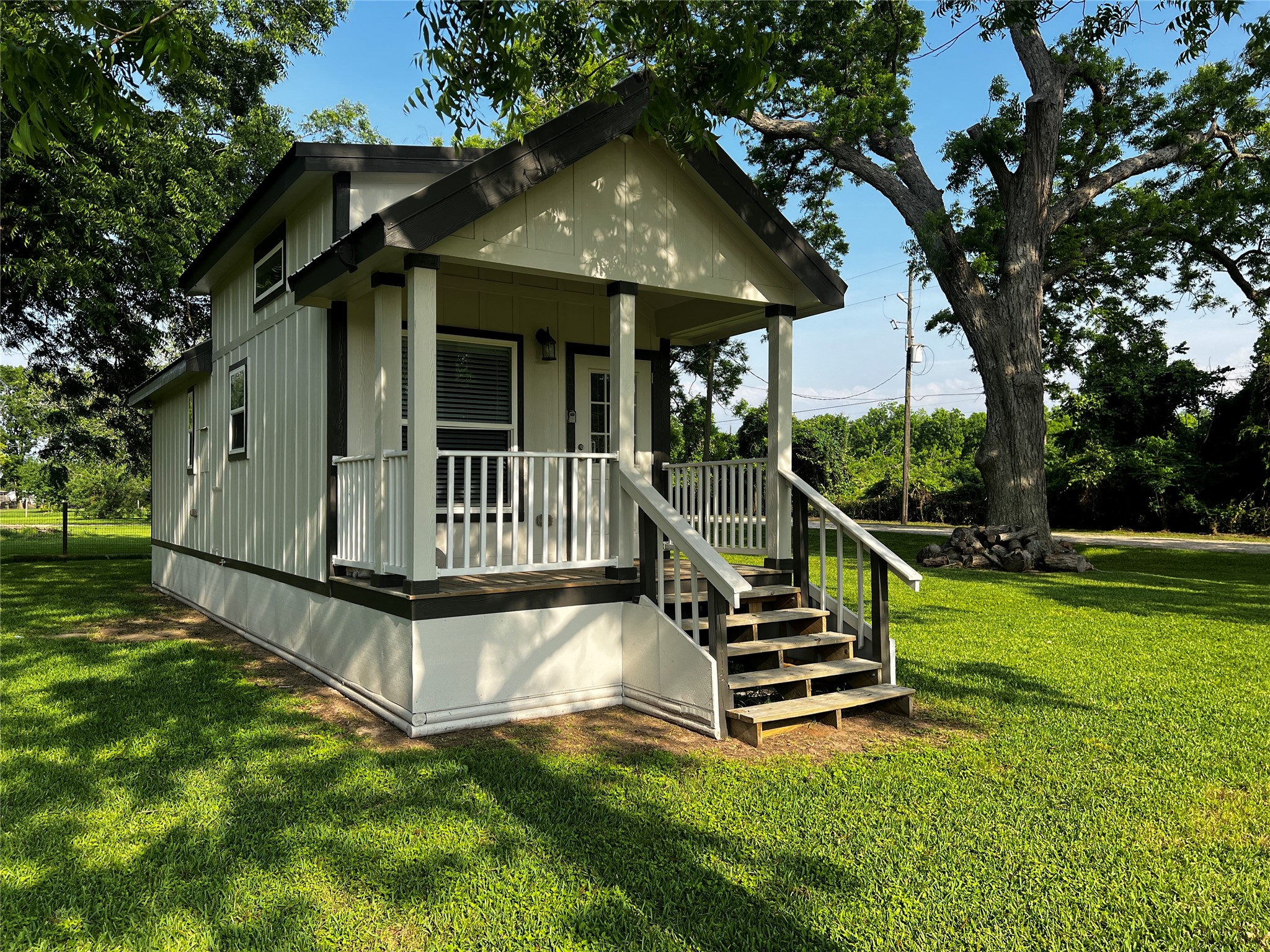 a view of a house with a backyard