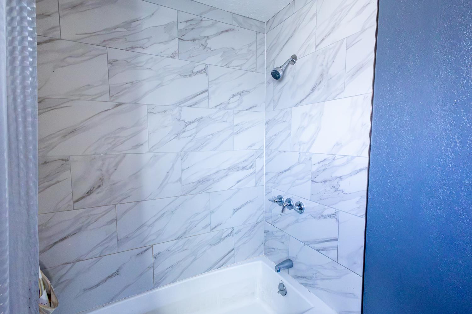 3950 Mack Road, Unit 129 Sacramento, CA 95823 - Photo 21 of 35 a bathroom with a bathtub