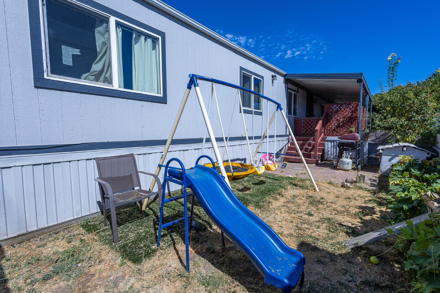 3950 Mack Road, Unit 129 Sacramento, CA 95823 - Photo 28 of 35 a view of roof deck with chair and potted plants