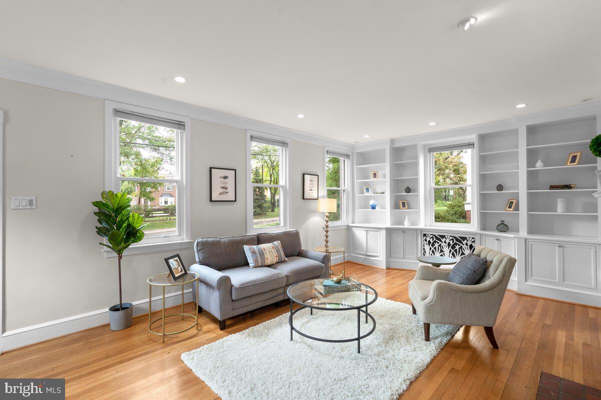 813 Bonifant Street Silver Spring, MD 20910 - Photo 4 of 32 Gallery Image 4