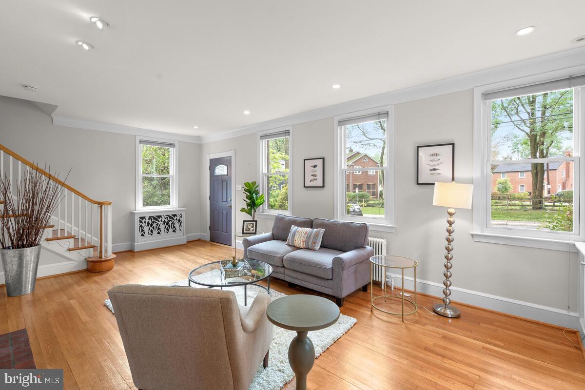 813 Bonifant Street Silver Spring, MD 20910 - Photo 6 of 32 Gallery Image 6