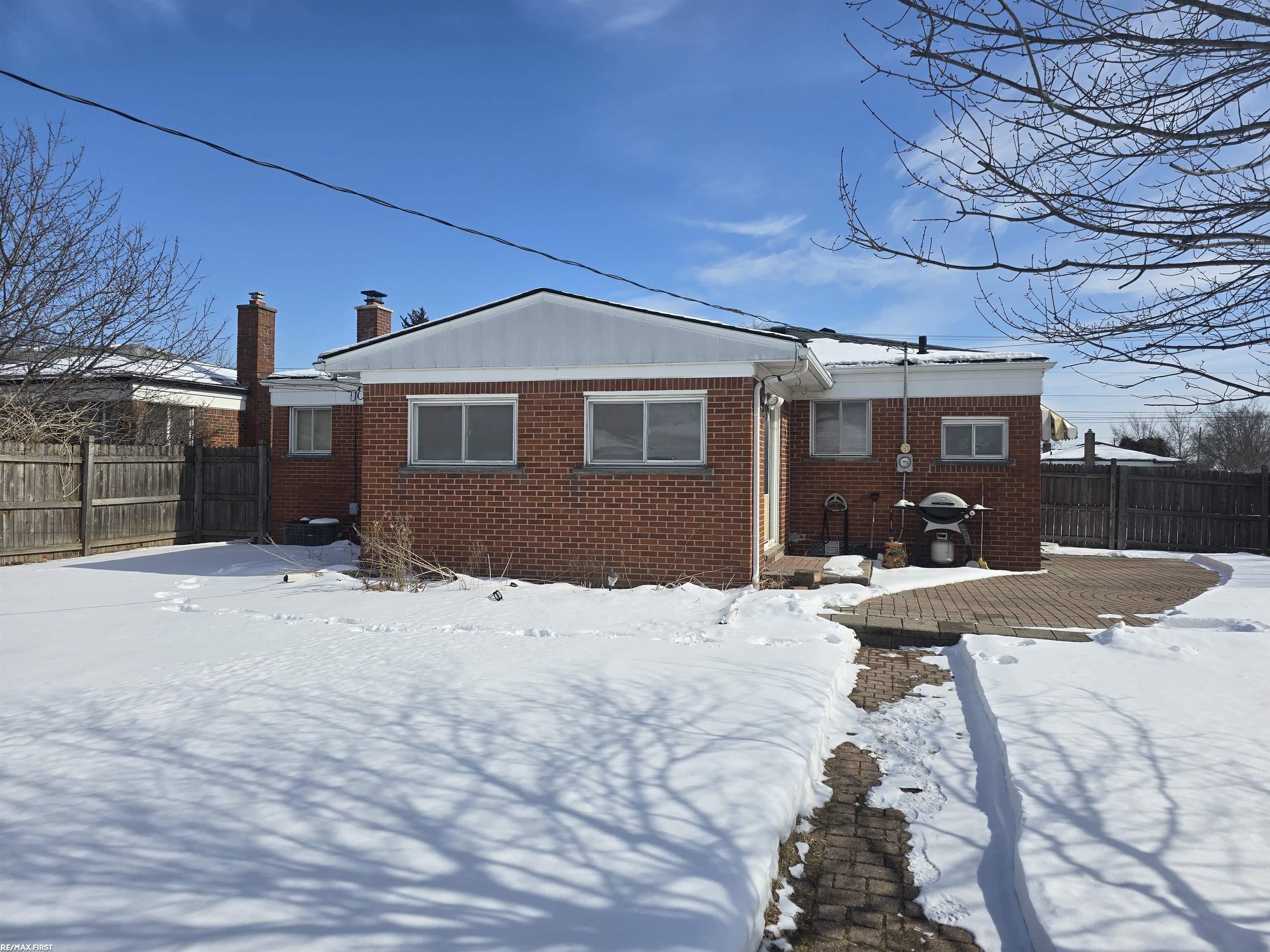 29429 Schoenherr Road Warren, MI 48088 - Photo 14 of 17 50167272-057536e1-3a2a-4565-968c-b1ce7a54d264.JPG