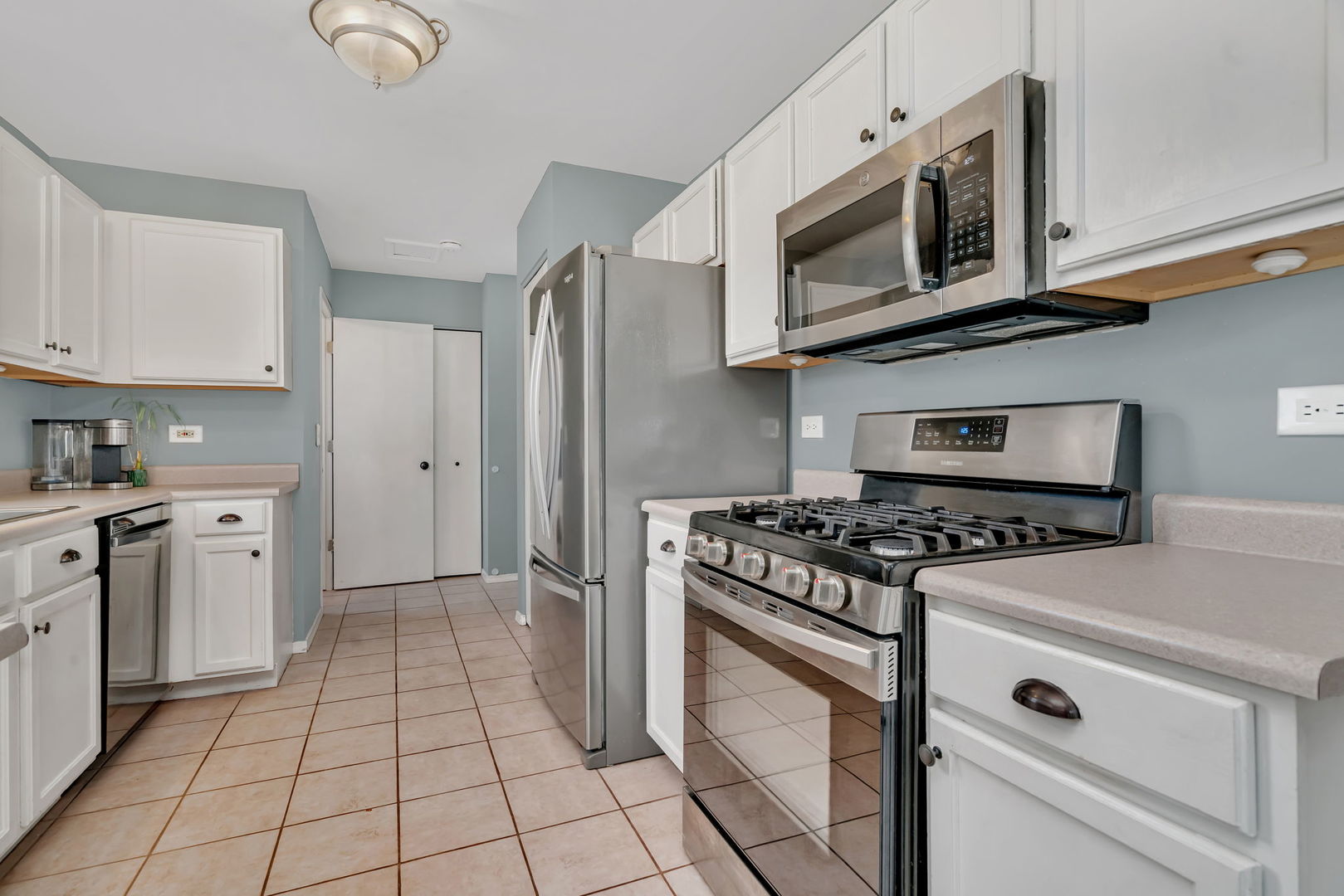 1605 Heritage Pointe Court Plainfield, IL 60586 - Photo 7 of 21 a kitchen with granite countertop a stove top oven microwave and cabinets