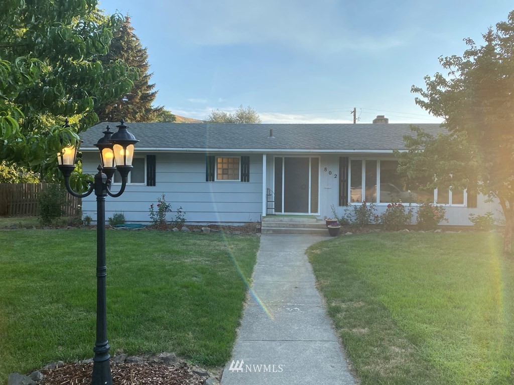 802 South 5th Street Dayton, WA 99328 - Photo 2 of 20 a front view of a house with a yard