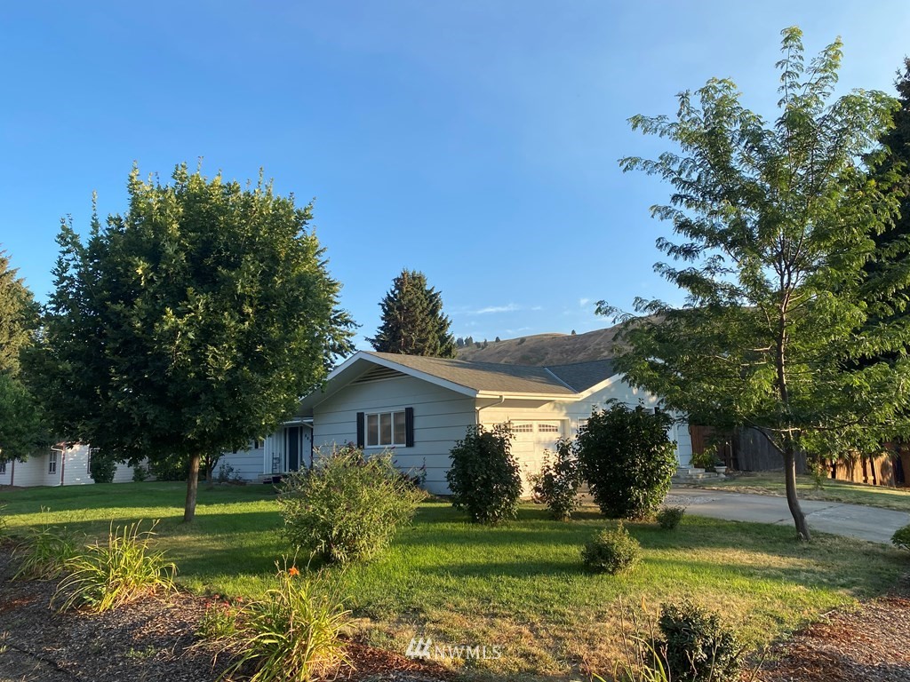 802 South 5th Street Dayton, WA 99328 - Photo 3 of 20 a front view of a house with garden