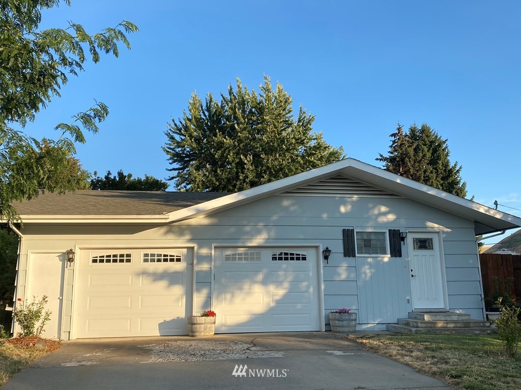 802 South 5th Street Dayton, WA 99328 - Photo 4 of 20 a front view of a house with a yard