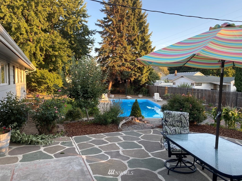 802 South 5th Street Dayton, WA 99328 - Photo 5 of 20 a view of a tables and chairs in patio