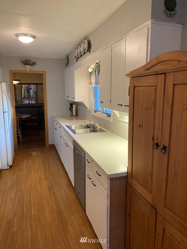 802 South 5th Street Dayton, WA 99328 - Photo 10 of 20 a spacious bathroom with a sink a mirror and shower