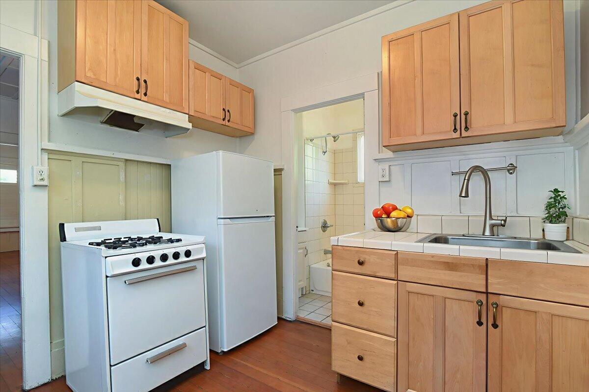 309 West Victoria Street Santa Barbara, CA 93101 - Photo 8 of 24 28-DSC_0094-copy - Kitchen - Standard -