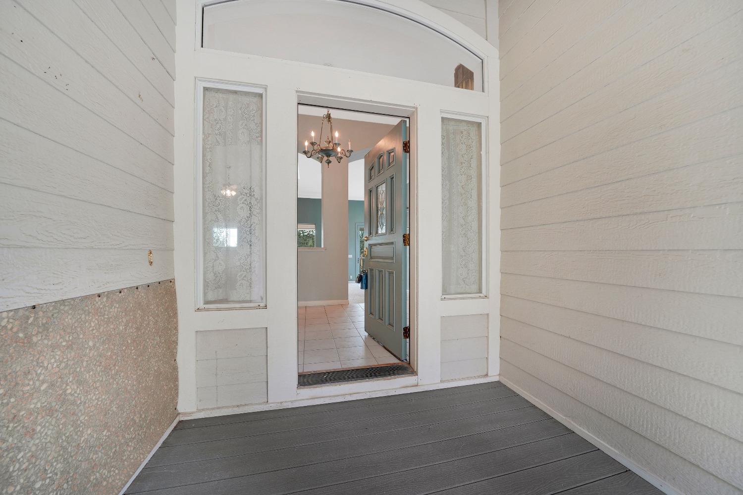 13901 Chestnut Lane Sutter Creek, CA 95685 - Photo 7 of 46 Covered entryway