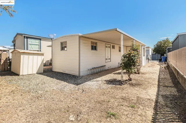 a view of a house with backyard