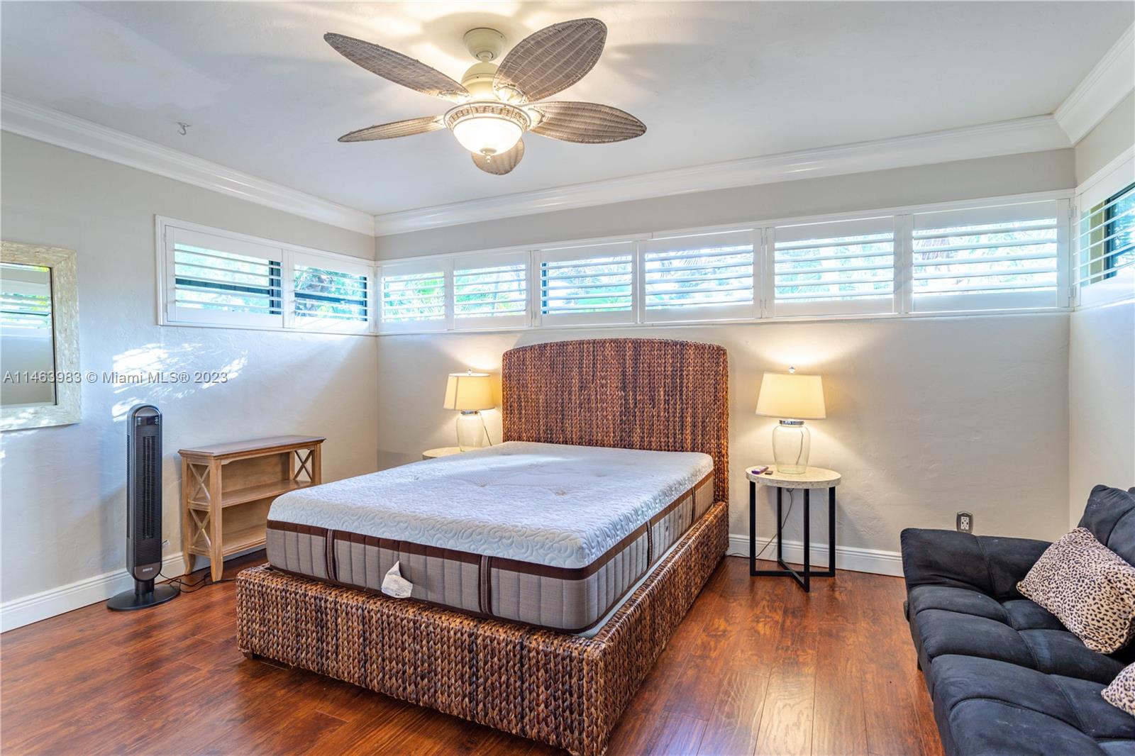 7700 Hawthorne Avenue Miami Beach, FL 33141 - Photo 21 of 36 a living room with furniture and a table