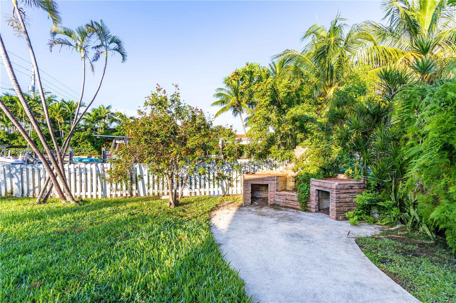 7700 Hawthorne Avenue Miami Beach, FL 33141 - Photo 6 of 36 a garden view with a seating space