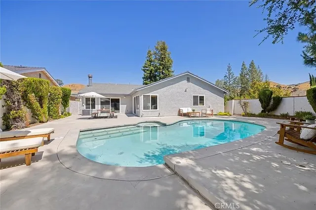 a view of a house with backyard