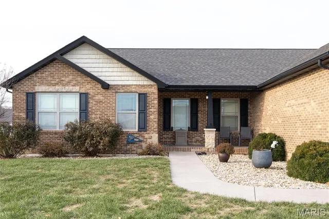 $585,000 | 1151 Illiniwek Drive, Mascoutah, IL 62258