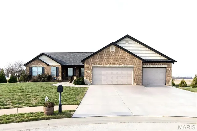 $585,000 | 1151 Illiniwek Drive, Mascoutah, IL 62258