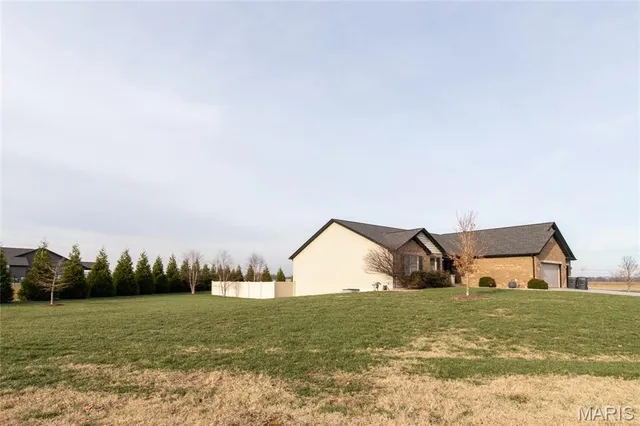 $600,000 | 1151 Illiniwek Drive, Mascoutah, IL 62258