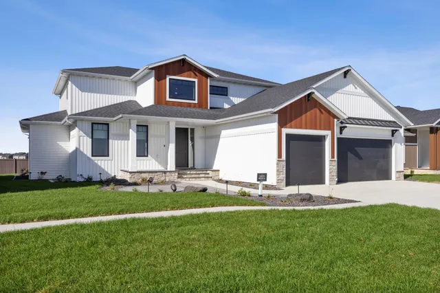 $1,279,900 | 6837 Sunrise Point, Horace, ND 58047