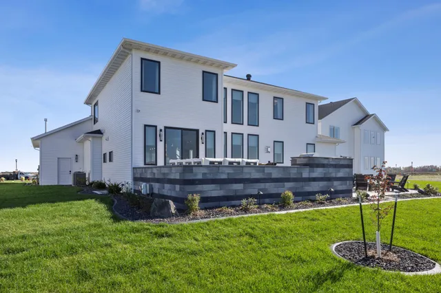 $1,279,900 | 6837 Sunrise Point, Horace, ND 58047