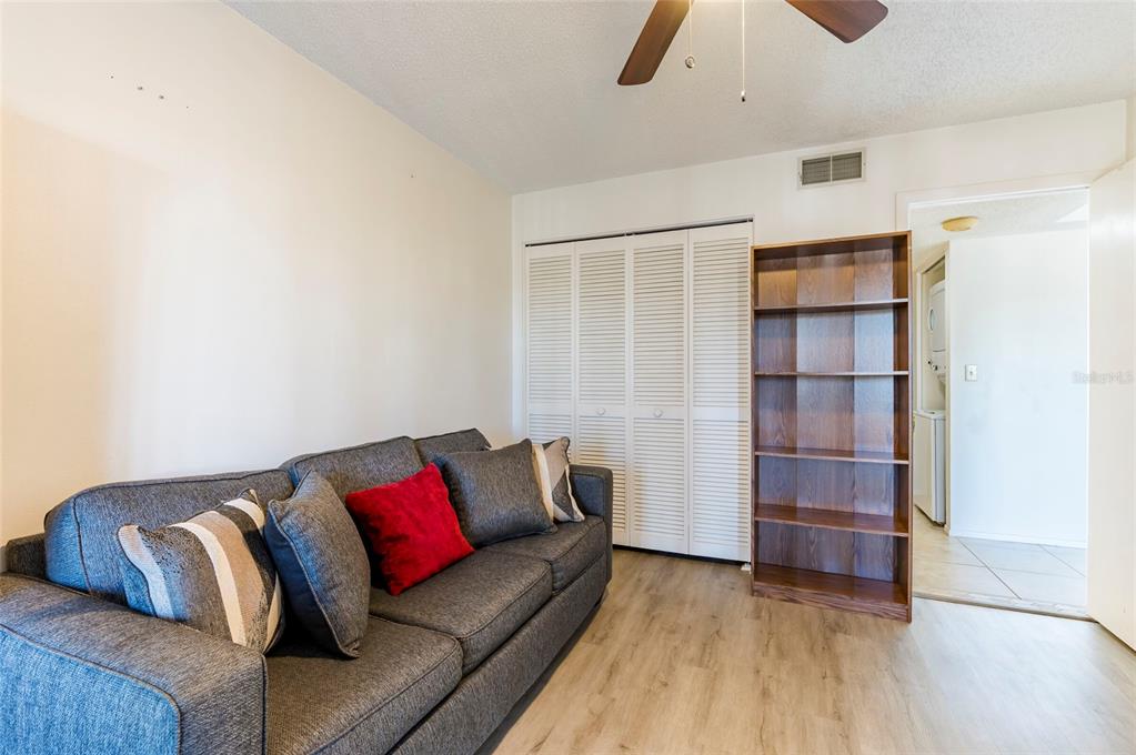2593 Countryside Boulevard, Unit 7307 Clearwater, FL 33761 - Photo 19 of 32 a living room with furniture and a ceiling fan