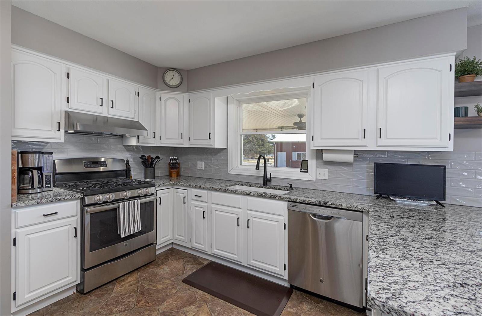 13162 Michael Road Highland, IL 62249 - Photo 14 of 52