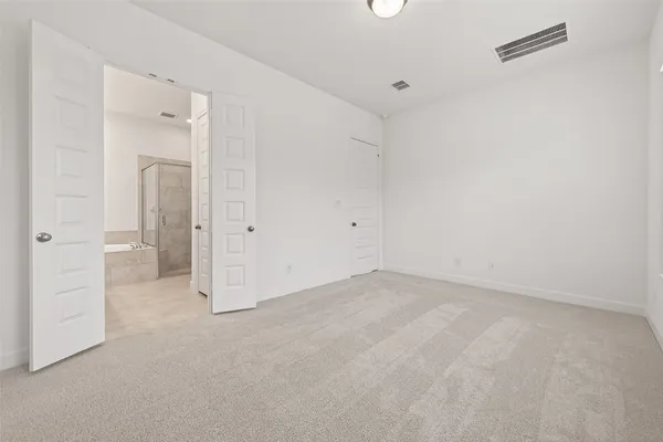 an empty room with closet and a gallery