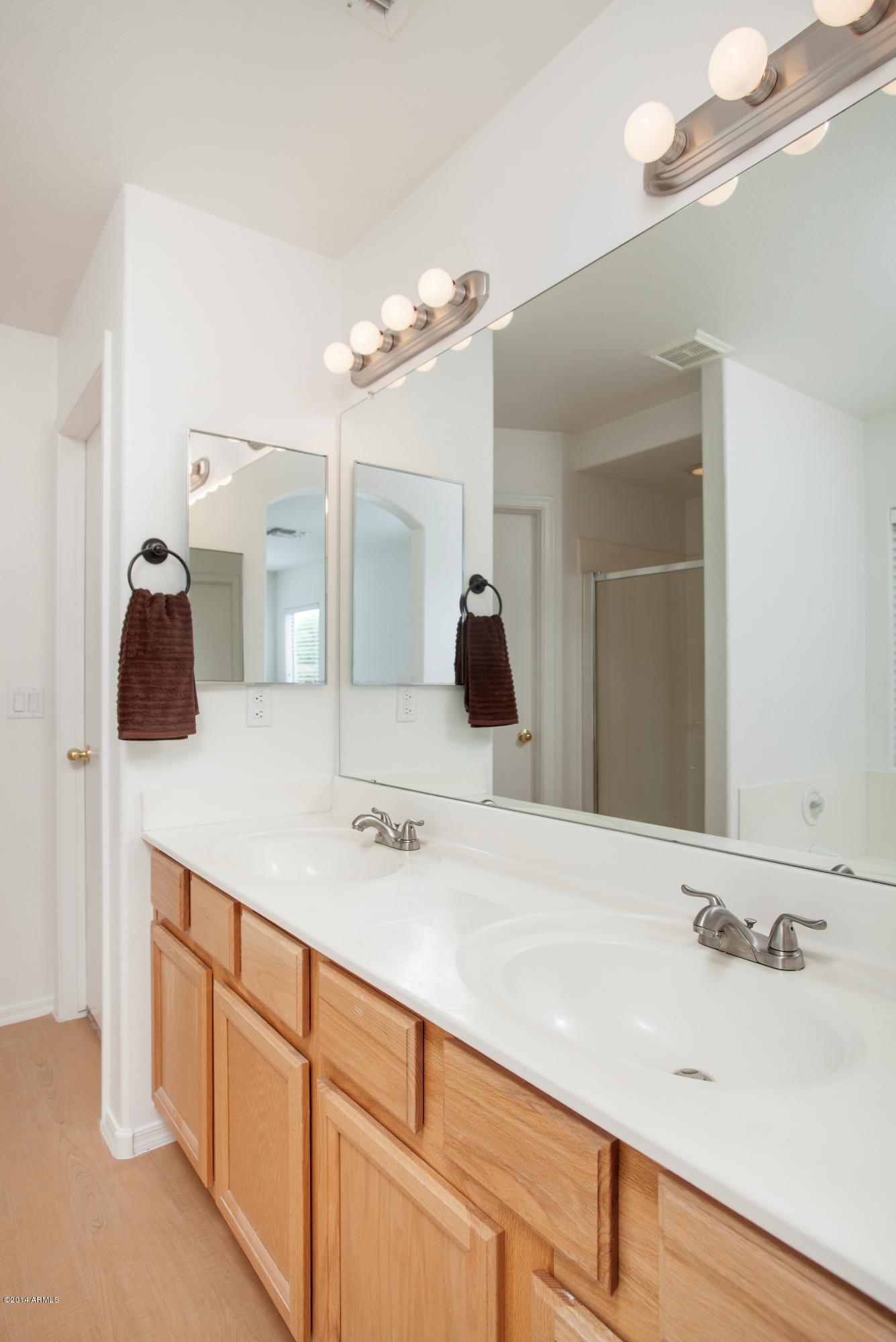 517 West St John Road Phoenix, AZ 85023 - Photo 9 of 15 Master Bathroom