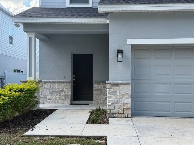 a view of a backyard