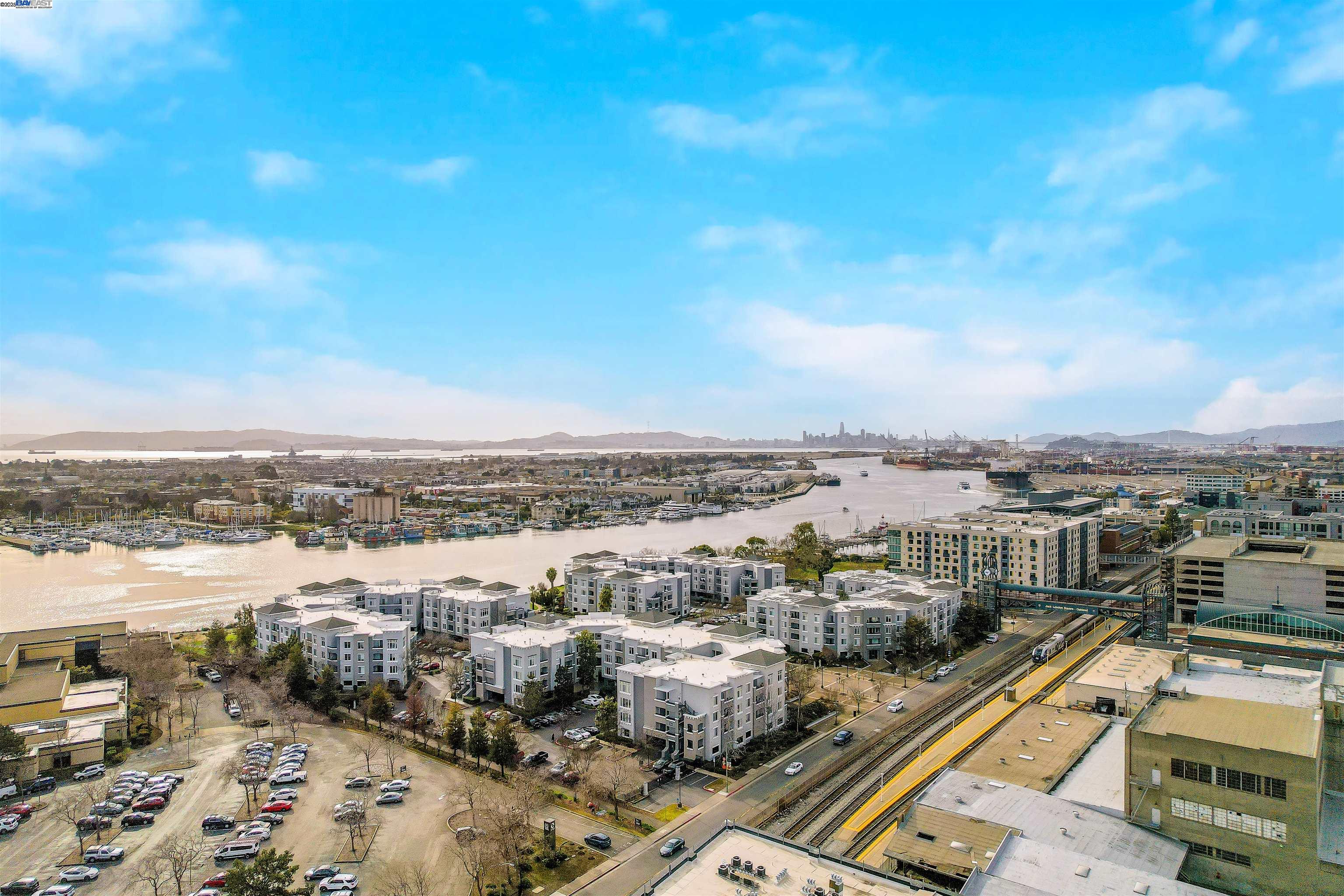 311 Oak Street, Unit PH25 Oakland, CA 94607 - Photo 14 of 14 a view of a city