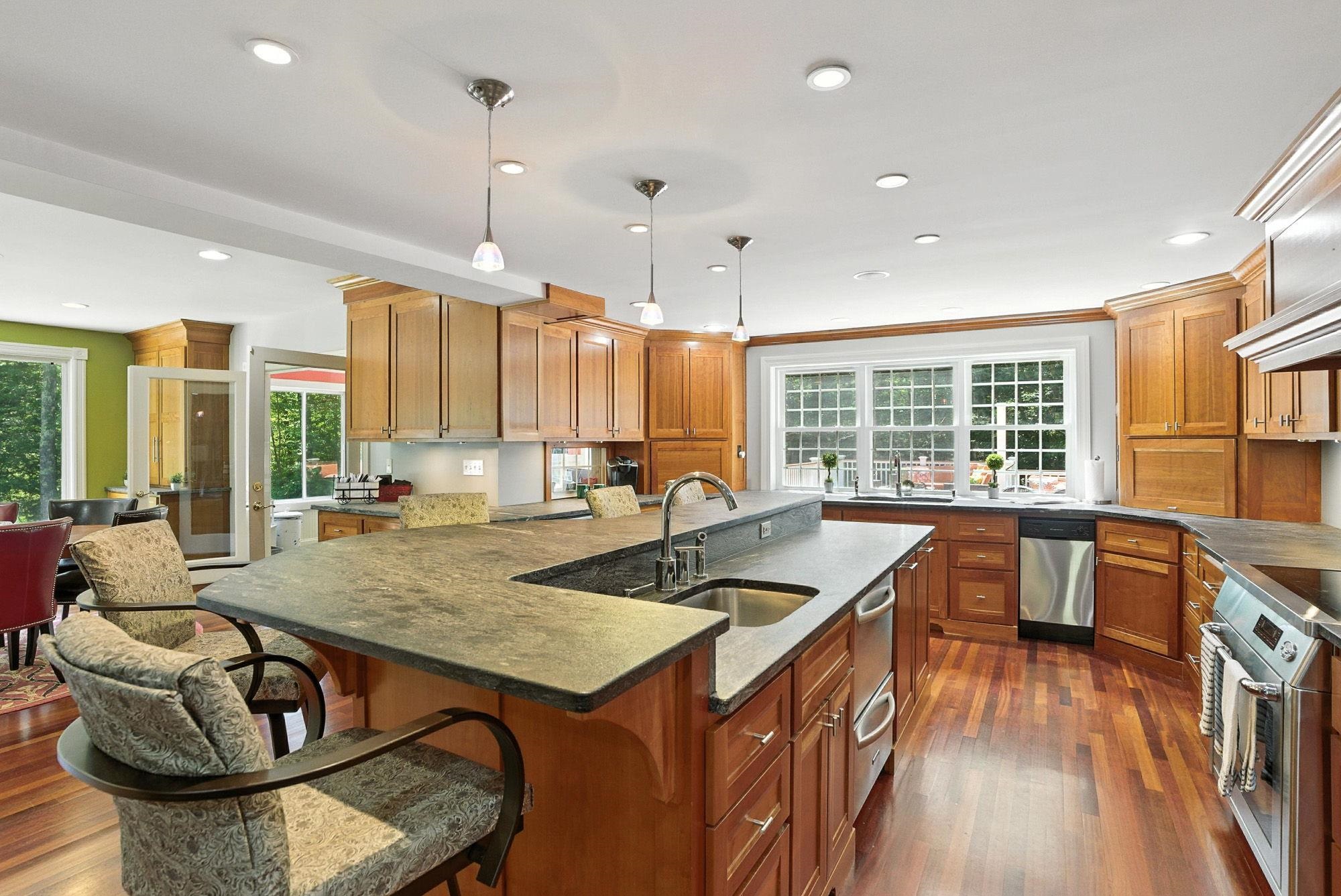 37 Magazine Street Bedford, NH 03110 - Photo 22 of 58