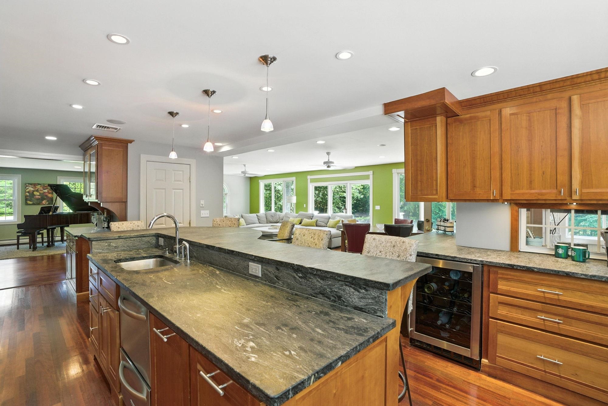37 Magazine Street Bedford, NH 03110 - Photo 25 of 58