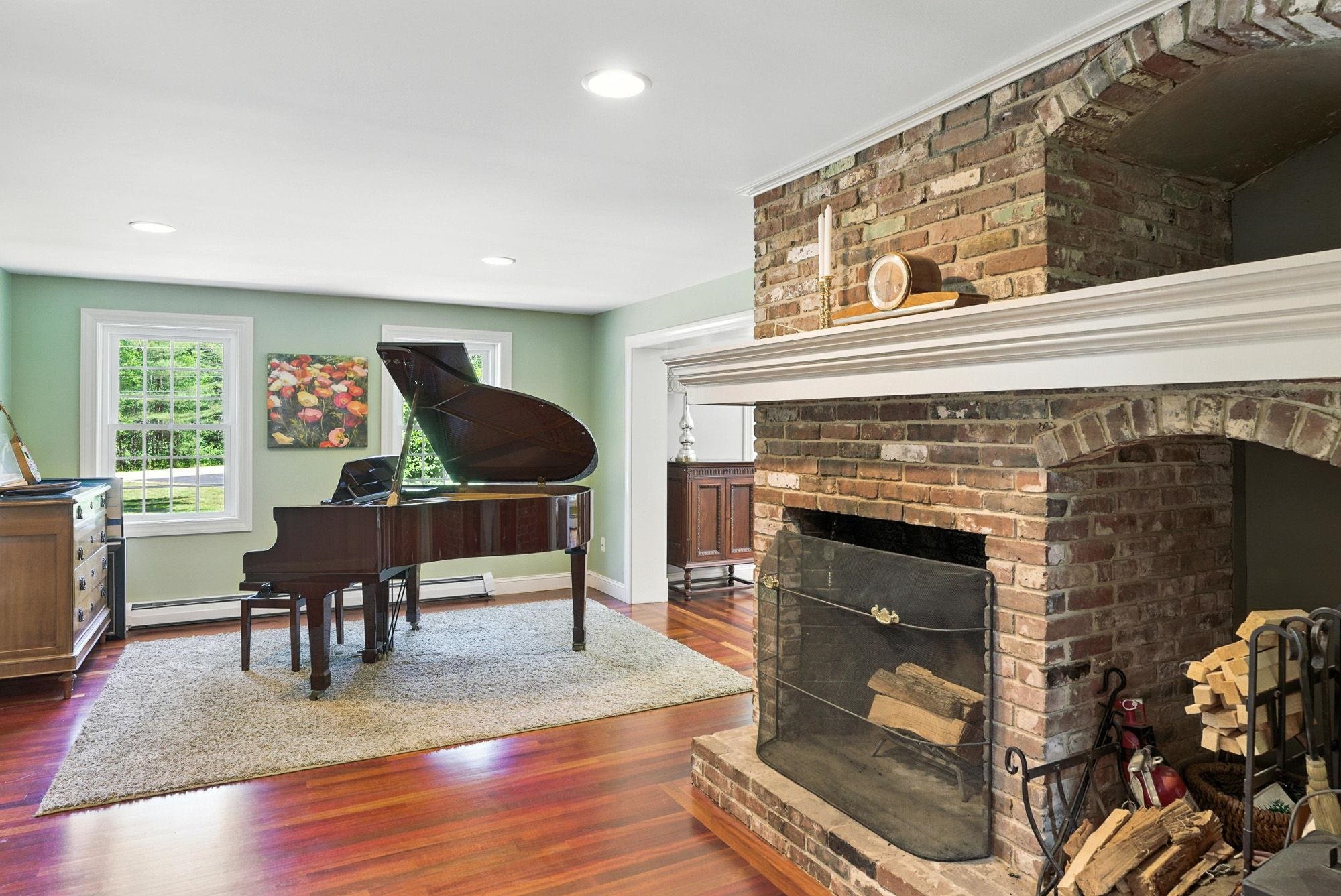37 Magazine Street Bedford, NH 03110 - Photo 10 of 58
