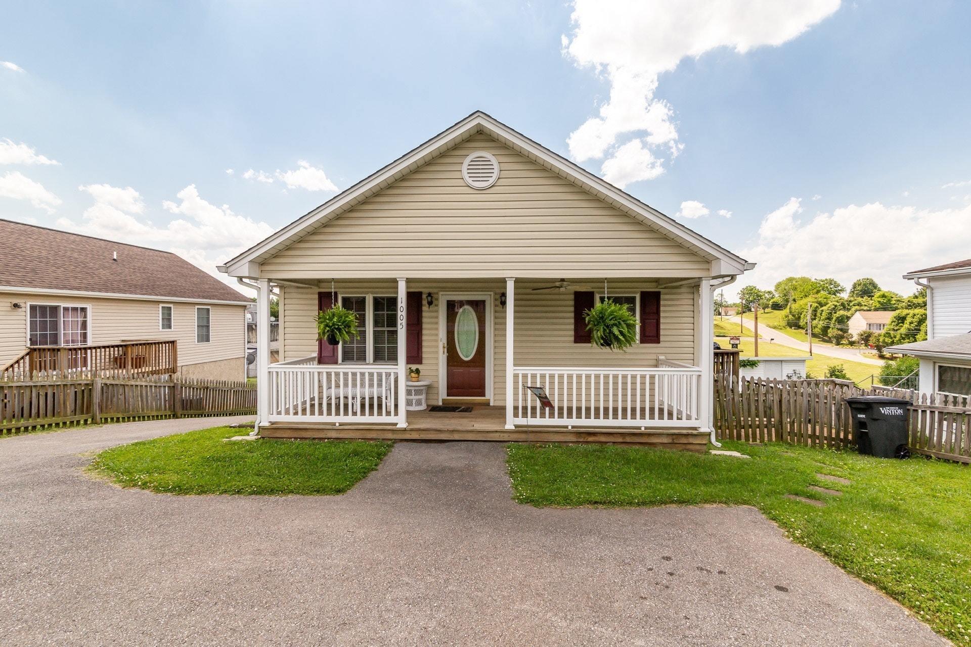 1005 Vinyard Road Vinton, VA 24179 - Photo 2 of 34 001-313359-01-1005 Vineyard Rd-0422_7749