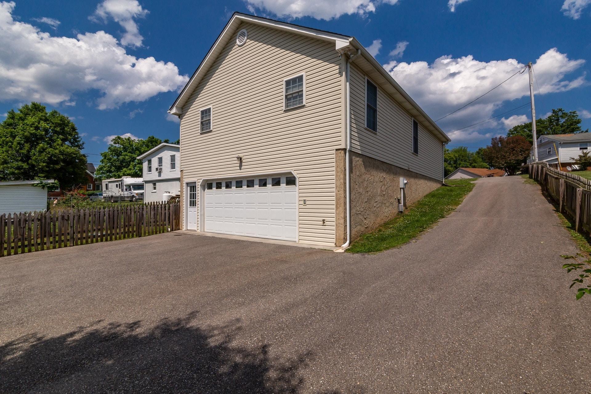 1005 Vinyard Road Vinton, VA 24179 - Photo 31 of 34 031-313359-32-1005 Vineyard Rd-0428_7749