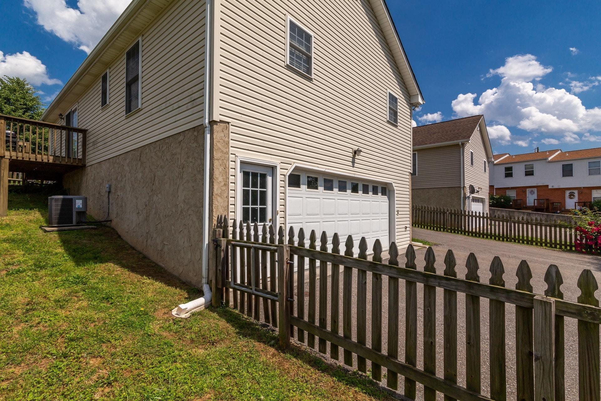 1005 Vinyard Road Vinton, VA 24179 - Photo 33 of 34 033-313359-34-1005 Vineyard Rd-0430_7749