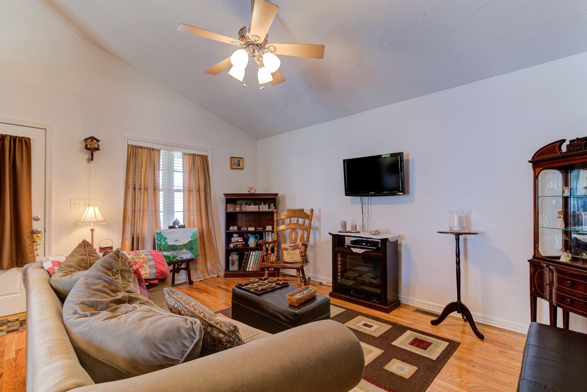 1005 Vinyard Road Vinton, VA 24179 - Photo 6 of 34 006-313359-06-1005 Vineyard Rd-9-2_77495