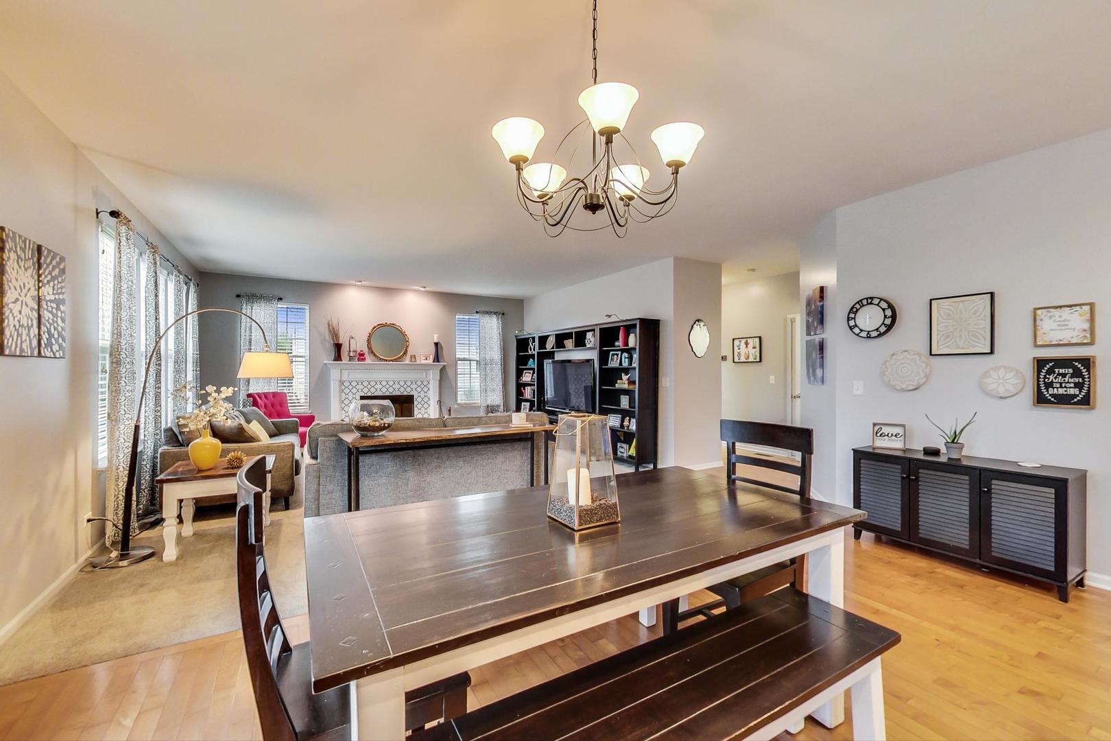 327 Monument Road Elgin, IL 60124 - Photo 12 of 50