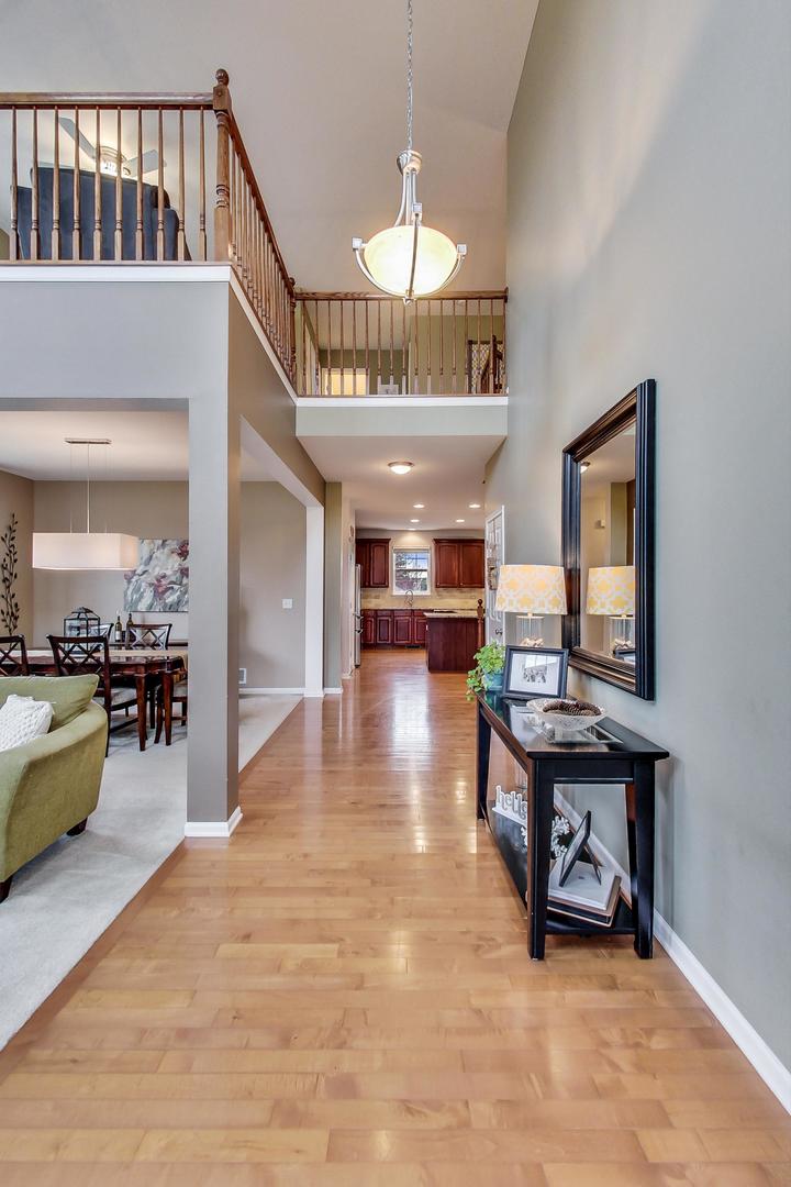 327 Monument Road Elgin, IL 60124 - Photo 3 of 50