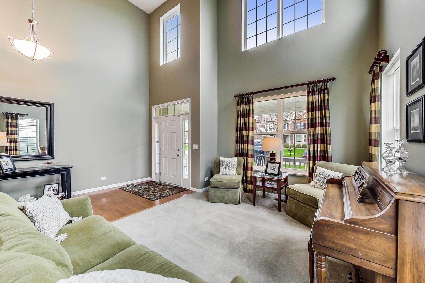 327 Monument Road Elgin, IL 60124 - Photo 4 of 50