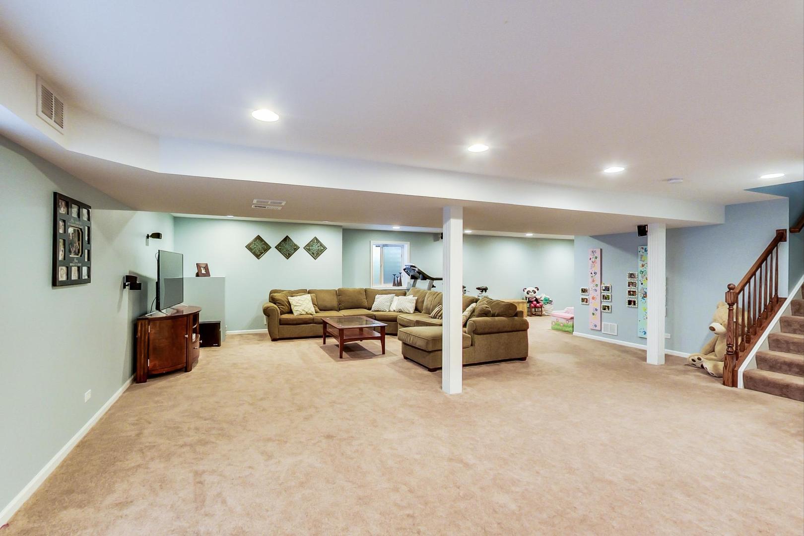 327 Monument Road Elgin, IL 60124 - Photo 34 of 50