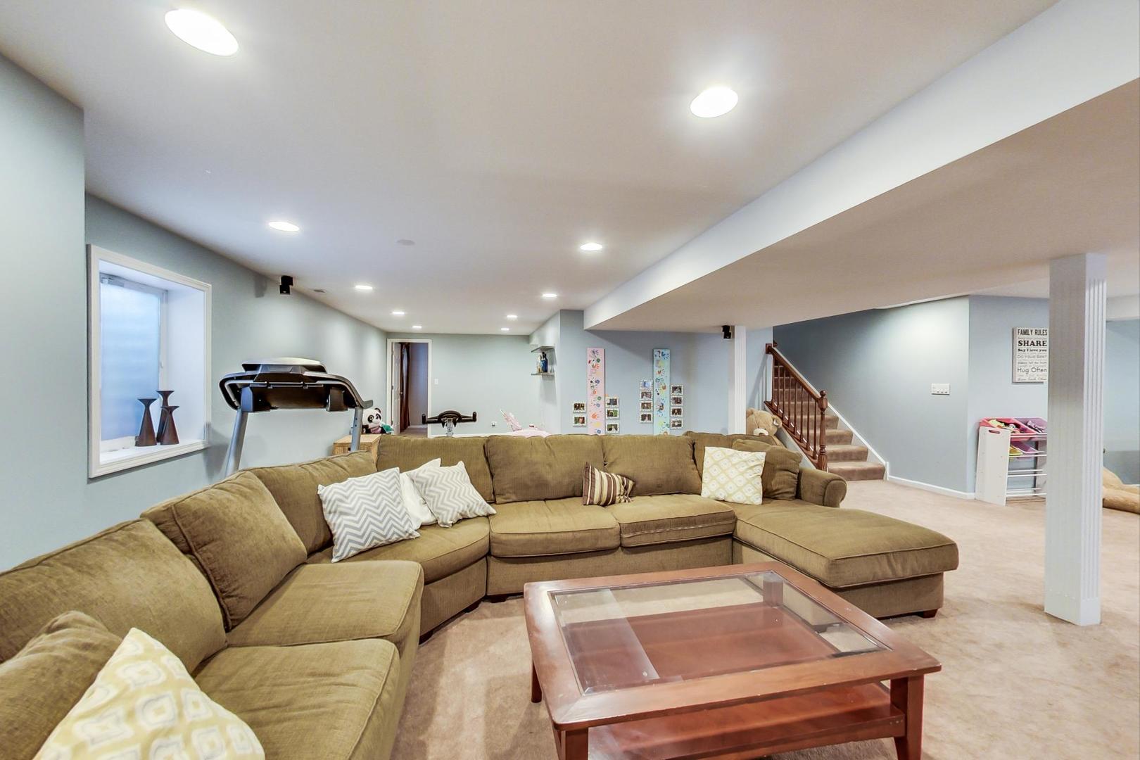 327 Monument Road Elgin, IL 60124 - Photo 36 of 50