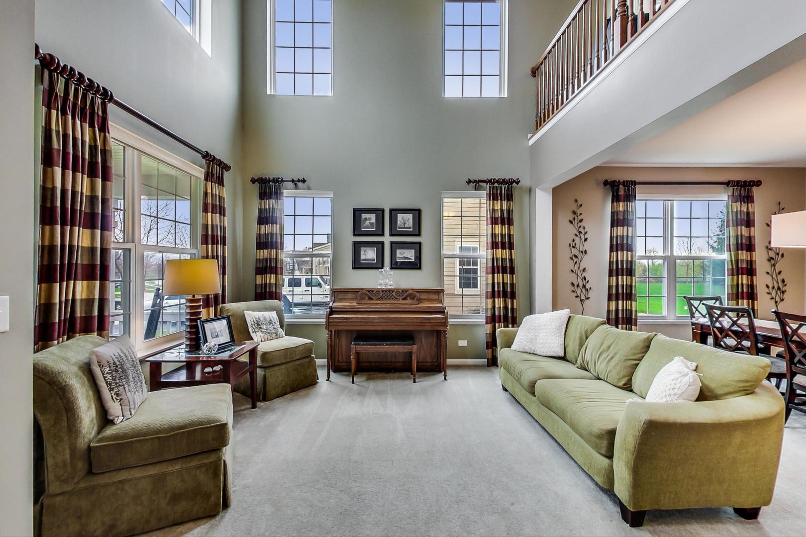 327 Monument Road Elgin, IL 60124 - Photo 5 of 50